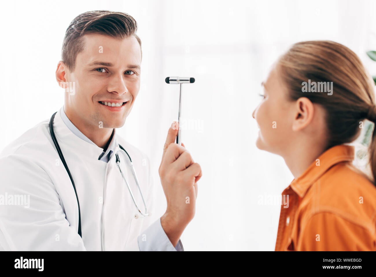 доктор рефлекс. отсутствие сухожильных рефлексов. Monosynaptic reflex. коленный рефлекс молоточек. доктор рефлекс.