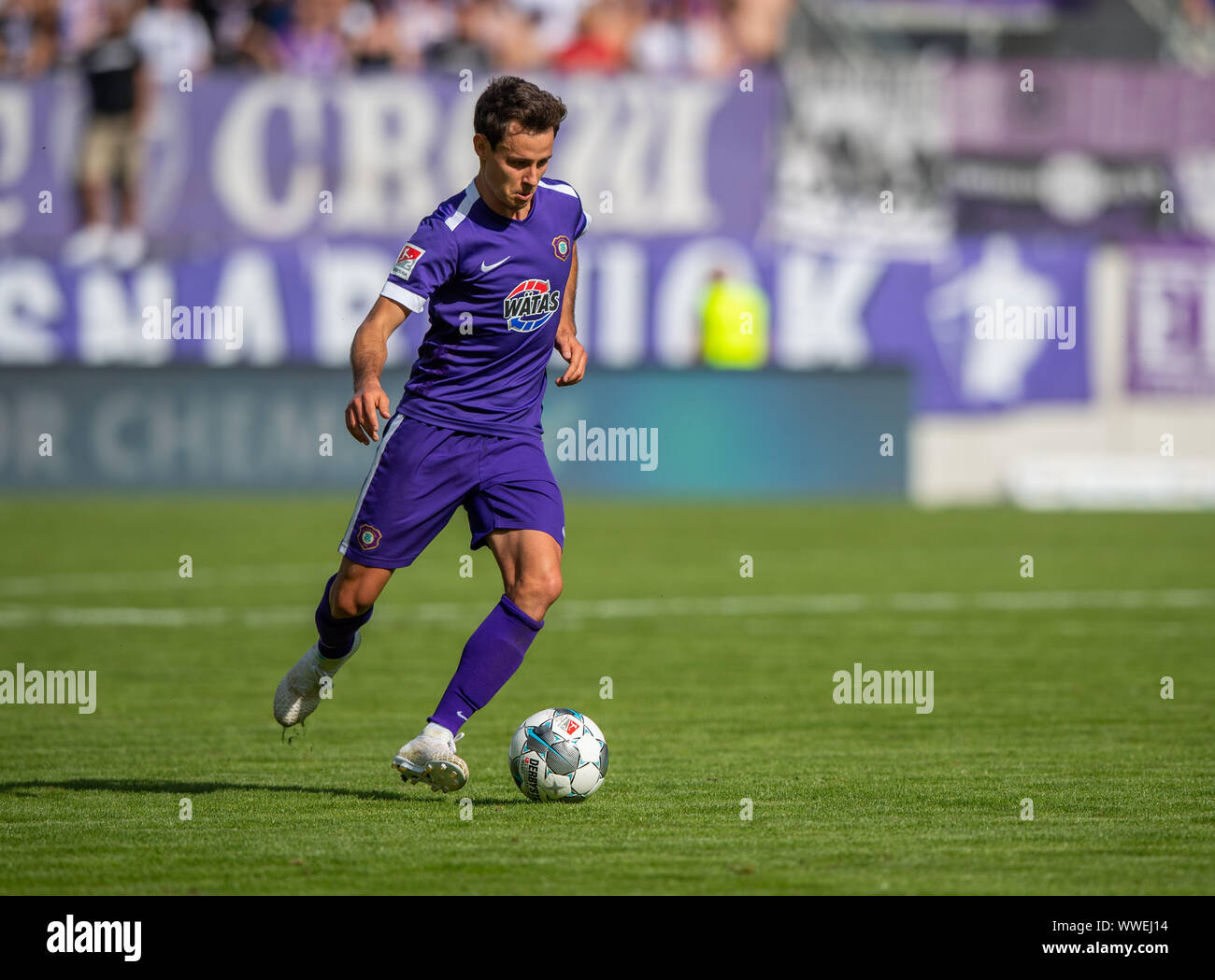Aue, Germany. 15th Sep, 2019. Soccer: 2nd Bundesliga, Erzgebirge Aue - VfL Osnabrück, 6th matchday, in the Sparkassen-Erzgebirgsstadion. Clemens Fandrich plays the ball. Credit: Robert Michael/dpa-Zentralbild/dpa - IMPORTANT NOTE: In accordance with the requirements of the DFL Deutsche Fußball Liga or the DFB Deutscher Fußball-Bund, it is prohibited to use or have used photographs taken in the stadium and/or the match in the form of sequence images and/or video-like photo sequences./dpa/Alamy Live News Stock Photo