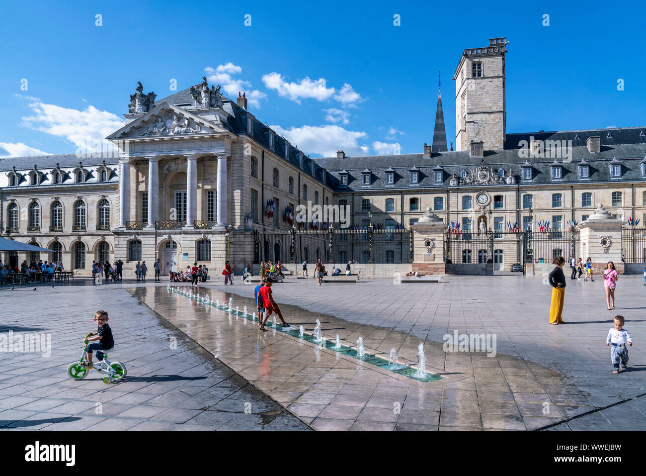 kids playing in the fountains on Place de la Liberation, Le palais des ducs de Bourgogne, ducs palace, Dijon, Burgundy, France, Stock Photo