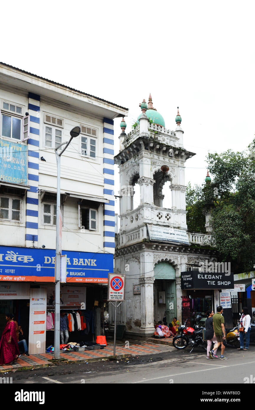 The Jama Masjid Ahl E Sunnat Wal Jamaät on MG road in Pune, India. Stock Photo
