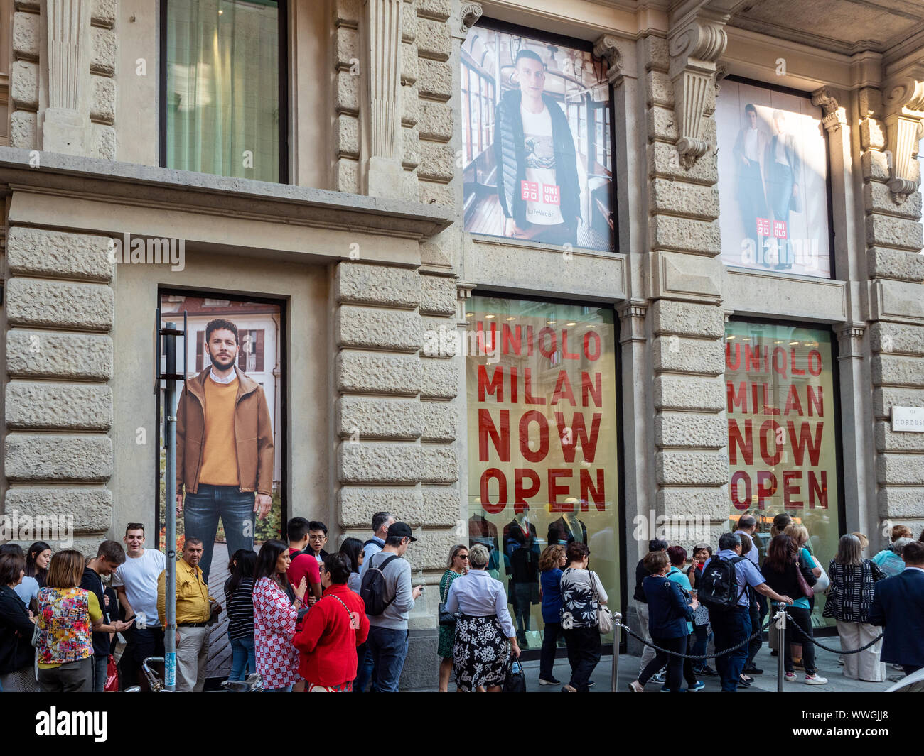 Uniqlo store line hi-res stock photography and images - Alamy