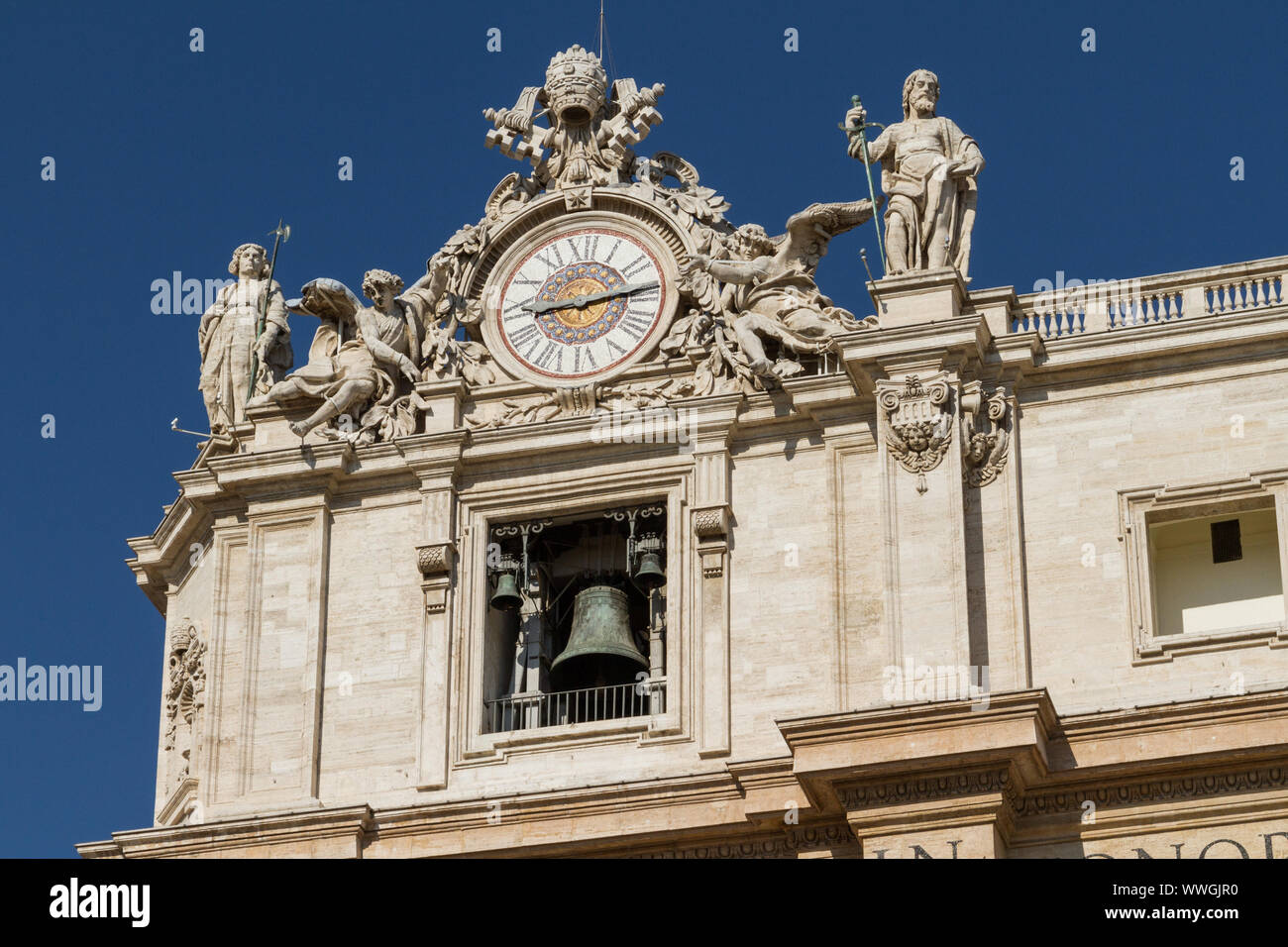 ENG: Vatican. St. Peter's Basilica with statues apostles, tower bell and clock GER: Vatikan. Petersdom mit Statuen Apostel, Glocke und Turmuhr Stock Photo