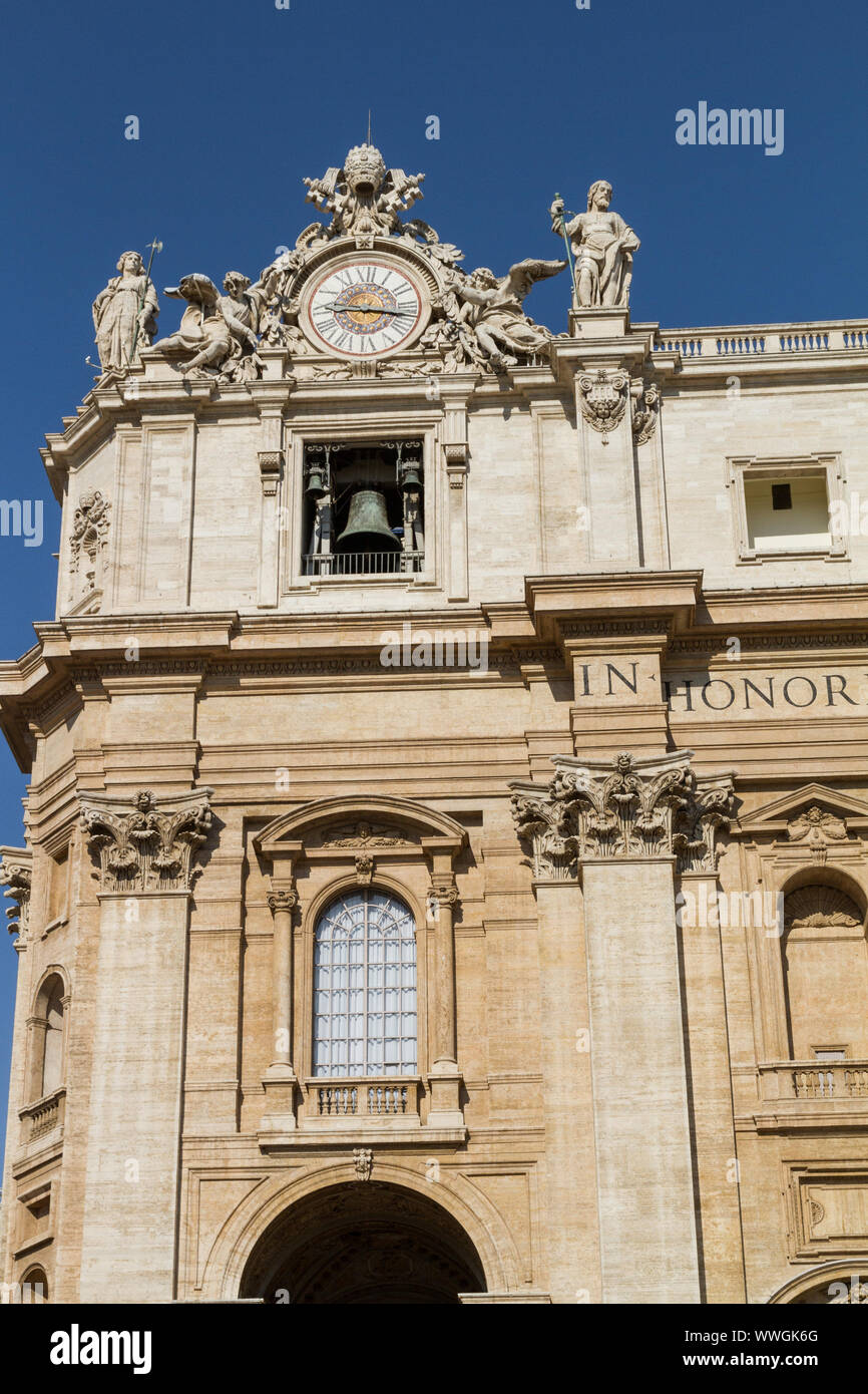 ENG: Vatican. St. Peter's Basilica with apostles, tower bell and clock GER: Vatikan. Petersdom mit Aposteln, Glocke und Turmuhr Stock Photo