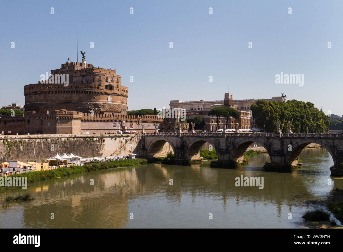 ENG: Rome. Castel Sant'Angelo. bridge Sant'Angelo. river Tiber GER: Rom. Engelsburg. Engelsbrücke. Fluss Tiber Stock Photo