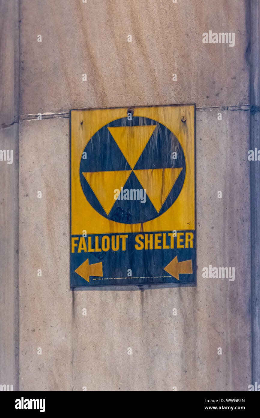 A reassuring Department of Defense sign pointing the way to a nuclear fallout shelter in Philadelphia's City Hall! Stock Photo