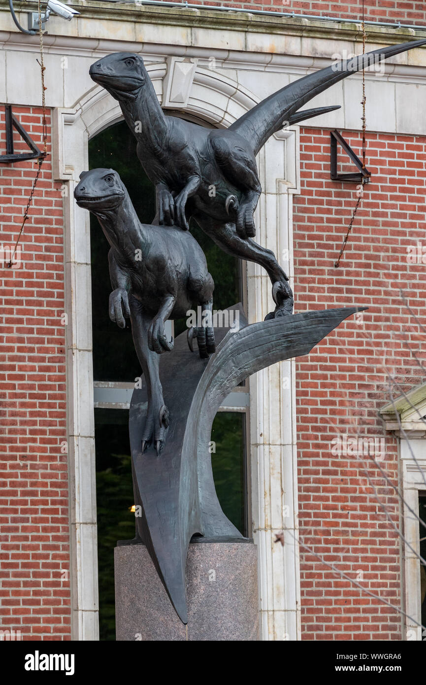 A bronze sculpture of a pair of Deinonychus outside the Academy of Natural Sciences on Benjamin Franklin Parkway, Philadelphia Stock Photo