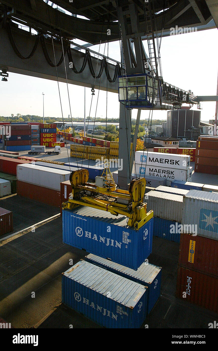 Loading crane hi-res stock photography and images - Alamy