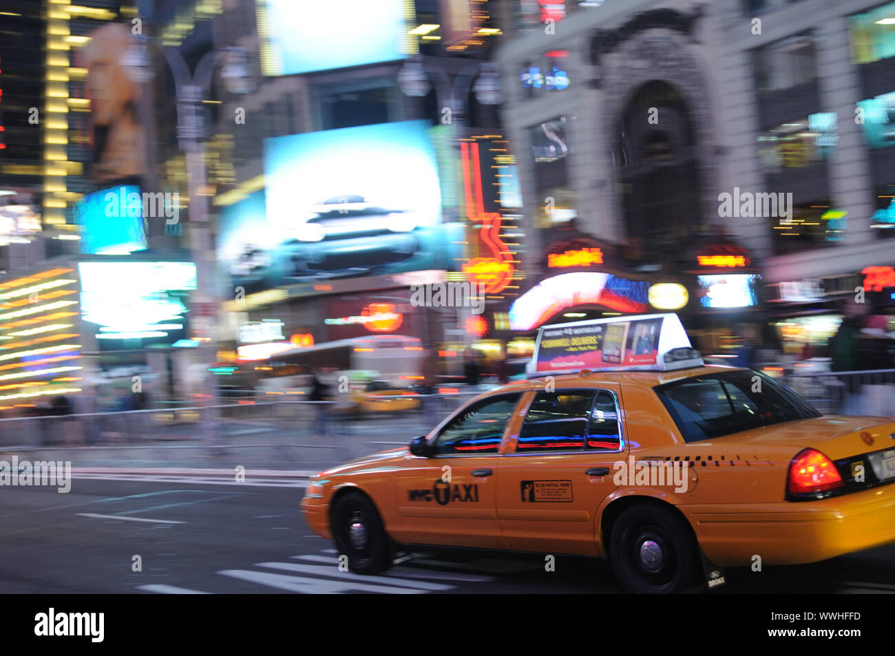 New Yorker Taxi Am Broadway Stock Photo Alamy