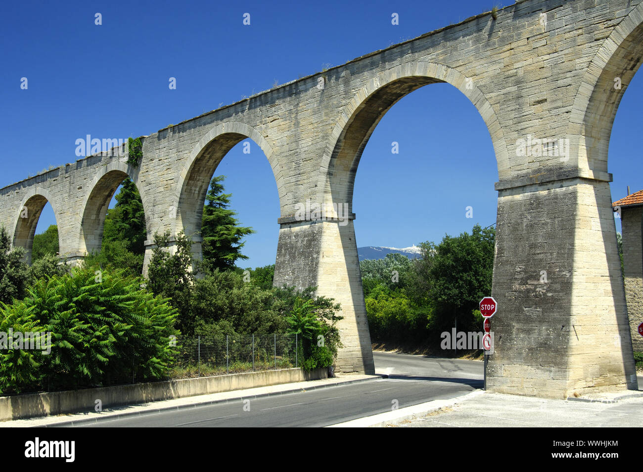 Roman aqueduct, Carpentras, Frankrei Stock Photo