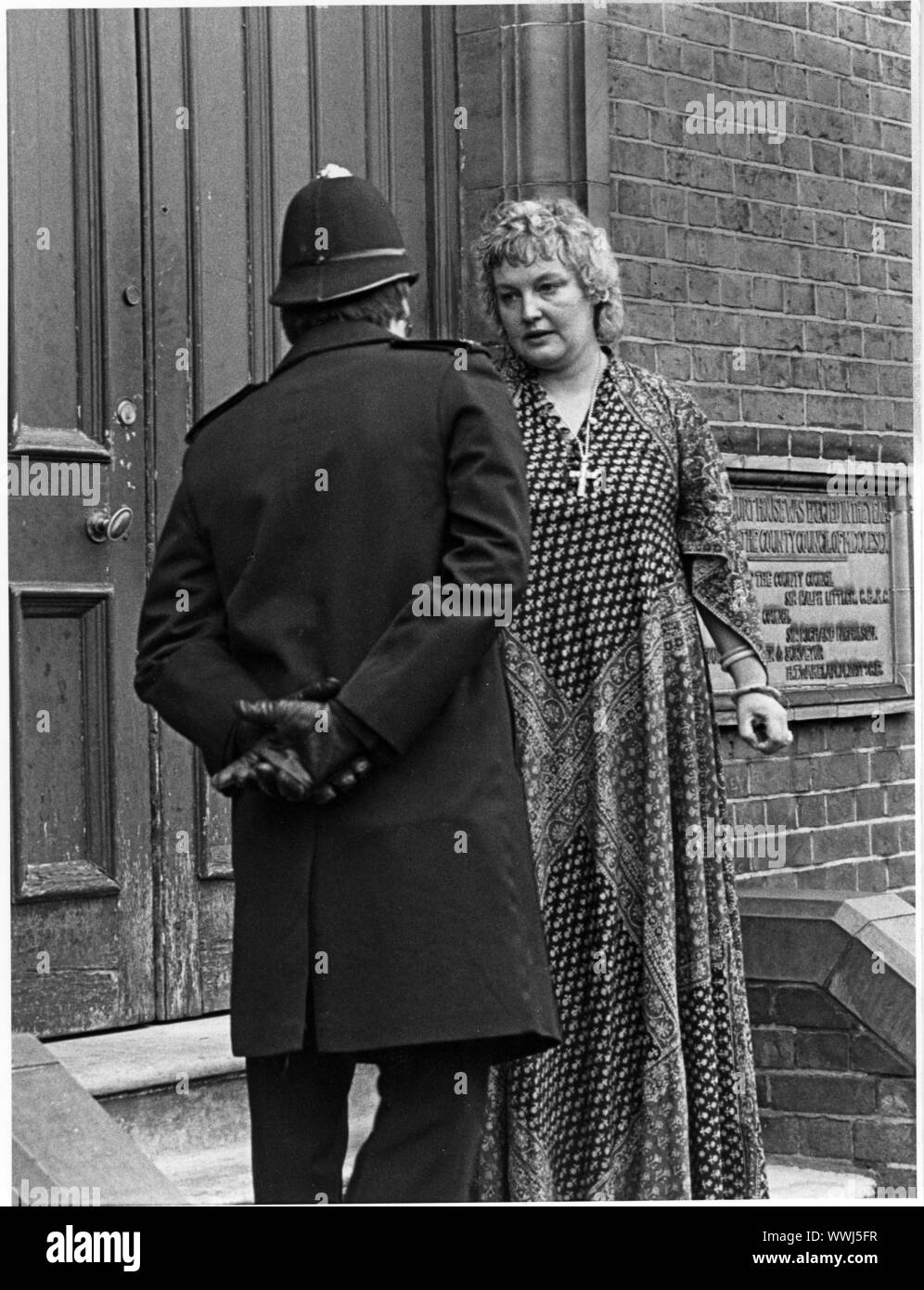 Erin Pizzey in front of courthouse speaking to police. She  opened the world's first safe house for women and children escaping domestic violence in 1970's Stock Photo