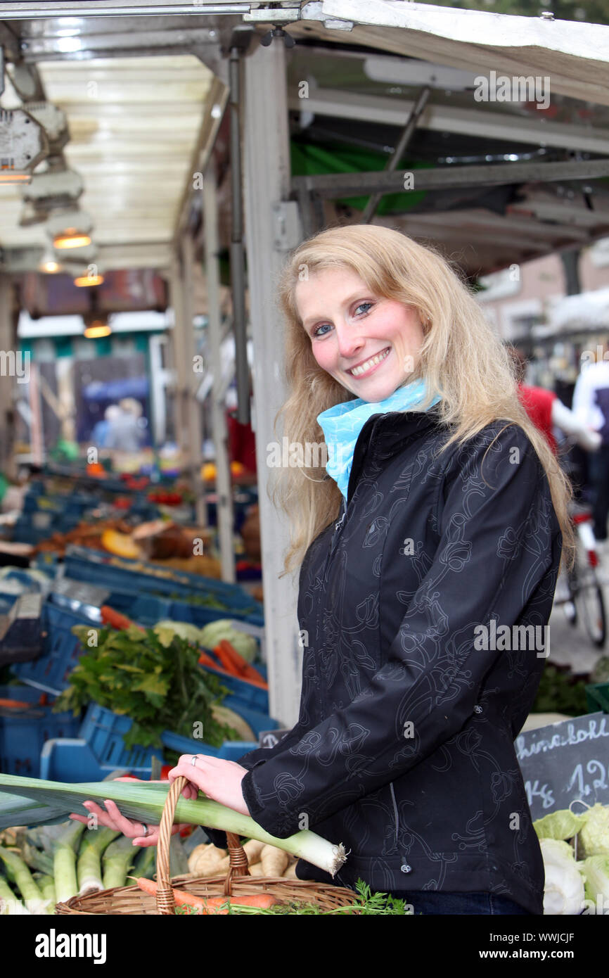 Woman young shopping basket hi-res stock photography and images - Alamy