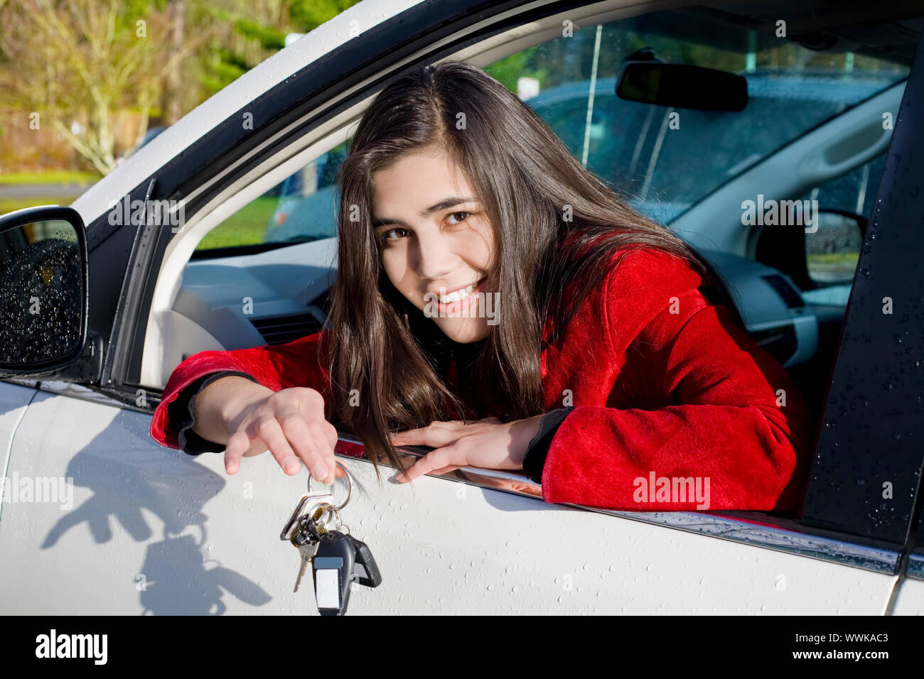 Drive s car she. Девочка подросток в машине. Довольный водитель девушка. Teenage girl Driving her car. Маша тест-драйв.