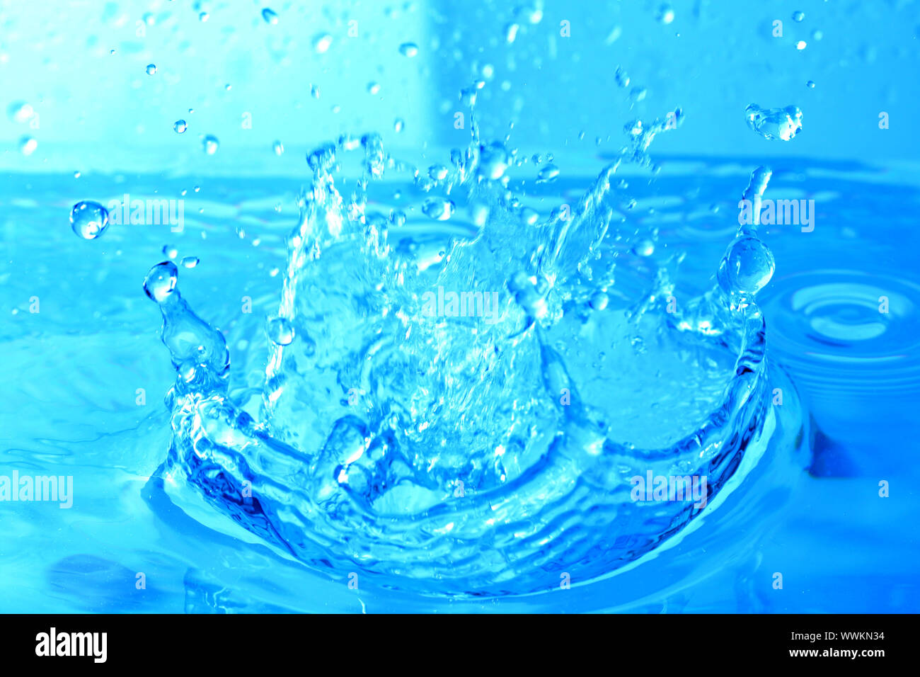 blue water splash macro close up Stock Photo - Alamy
