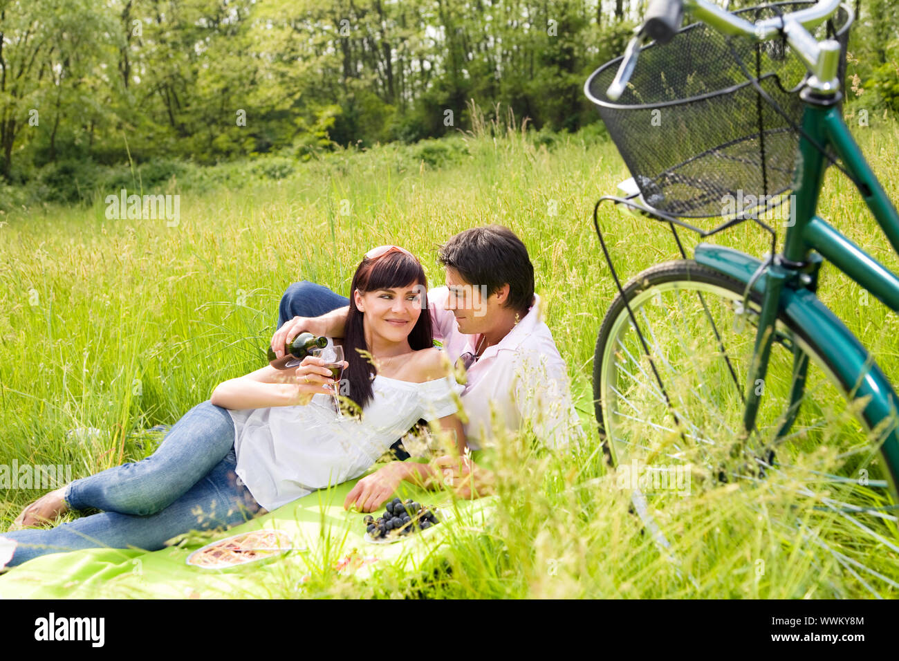 couple having a picnic in a park, smiling Stock Photo - Alamy
