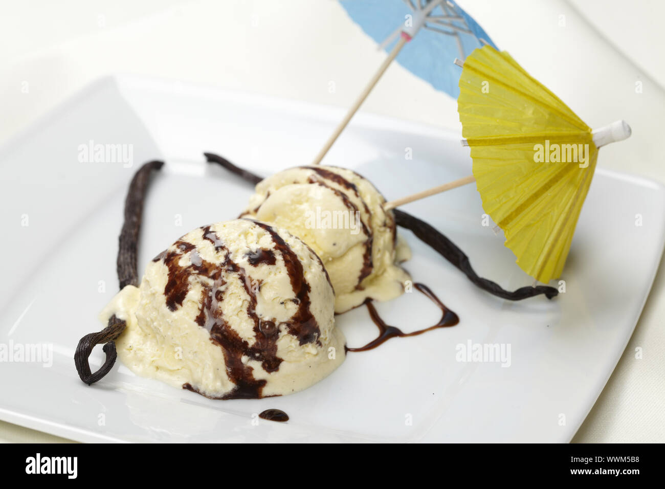 Vanilla ice cream with chocolate sauce Stock Photo - Alamy