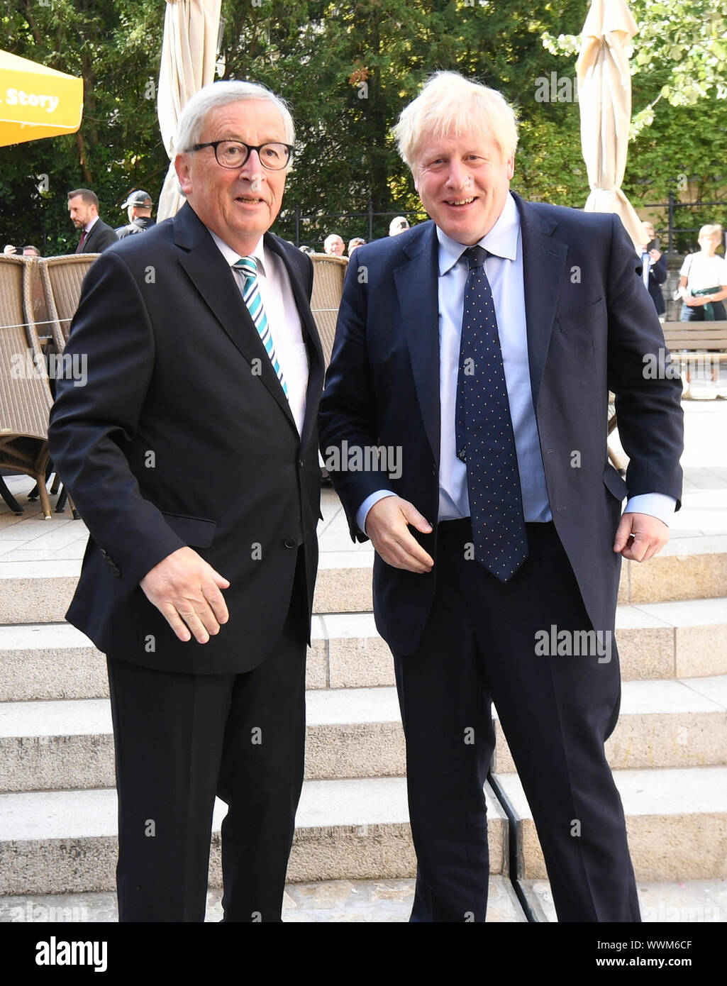 Prime Minister Boris Johnson is greeted by European Commission President  Jean-Claude Juncker, outside Le Bouquet Garni restaurant in Luxembourg,  prior to a working lunch on Brexit Stock Photo - Alamy