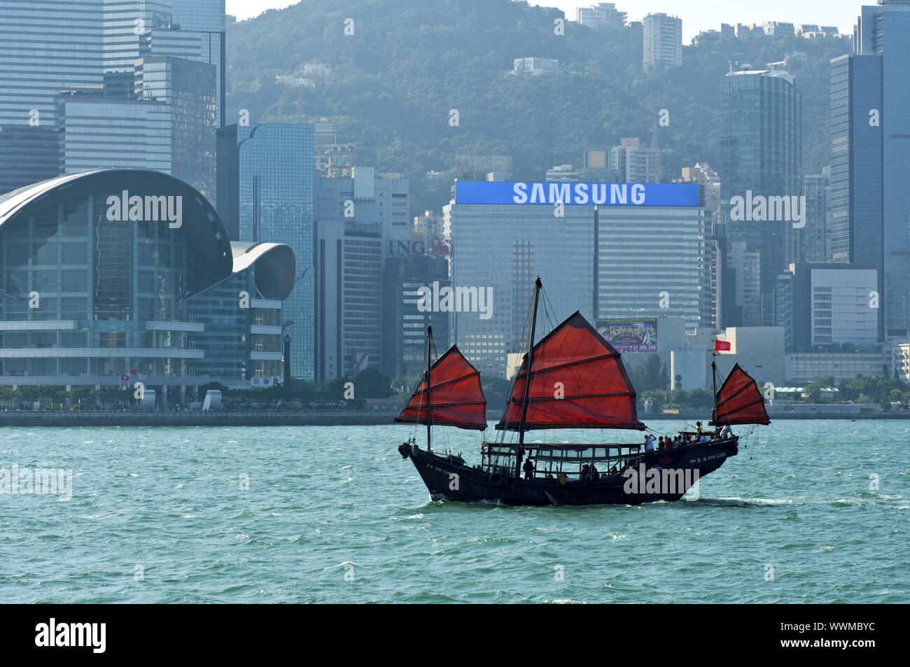 Traditionelle chinesische Dschunke segelt vor den Hochhäusern von Hongkong / Traditional Chinese junk sailing past the high-ris Stock Photo