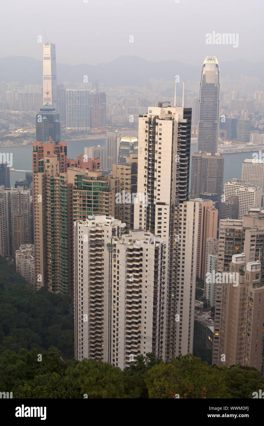 View in the evening over the skyscraper sea in the Central District and Victoria Harbour to the district Kowloon Stock Photo