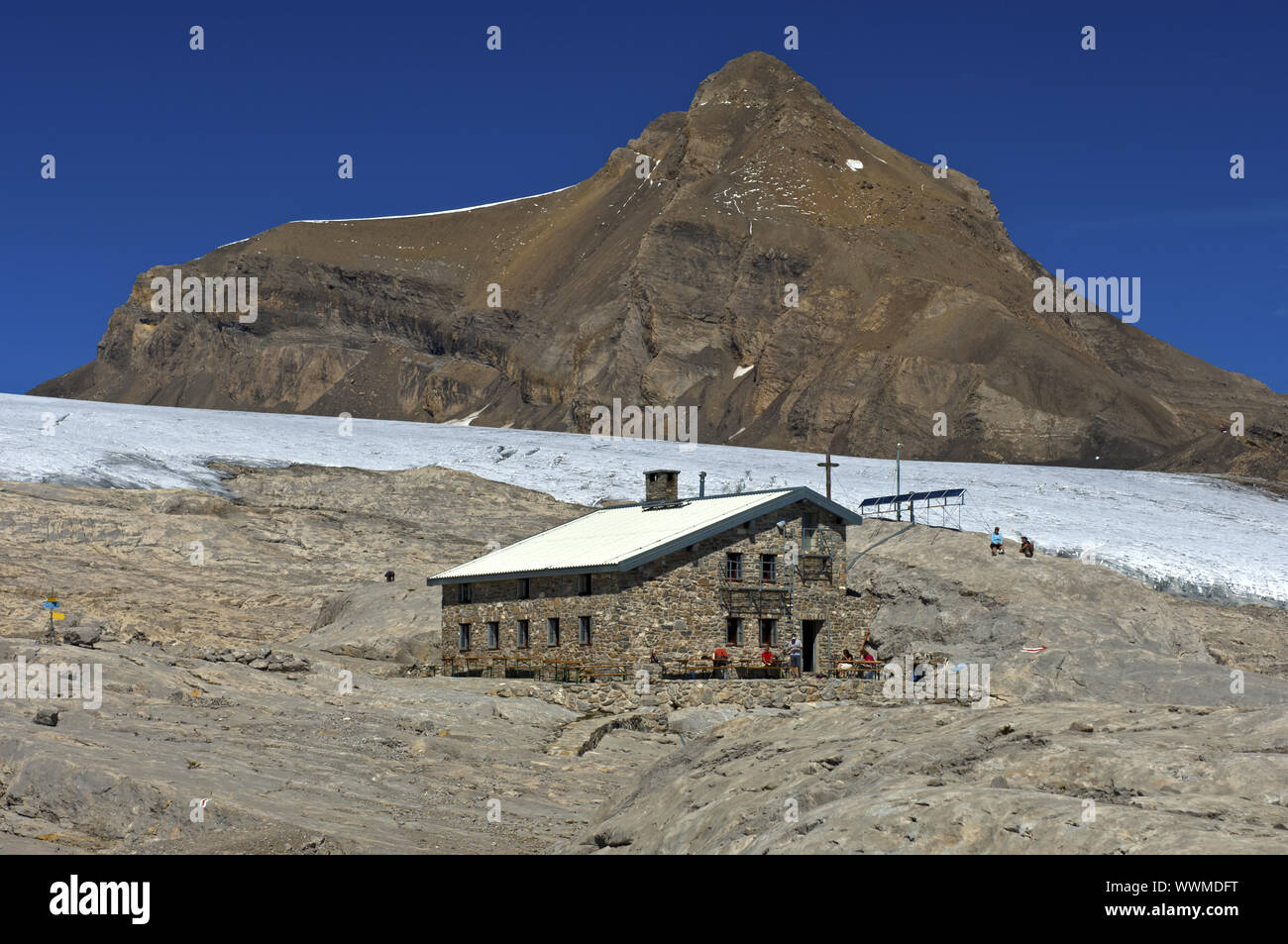 Cabane de Prarochet on the Tsanfleuron glacier in front of the Oldenhorn Stock Photo