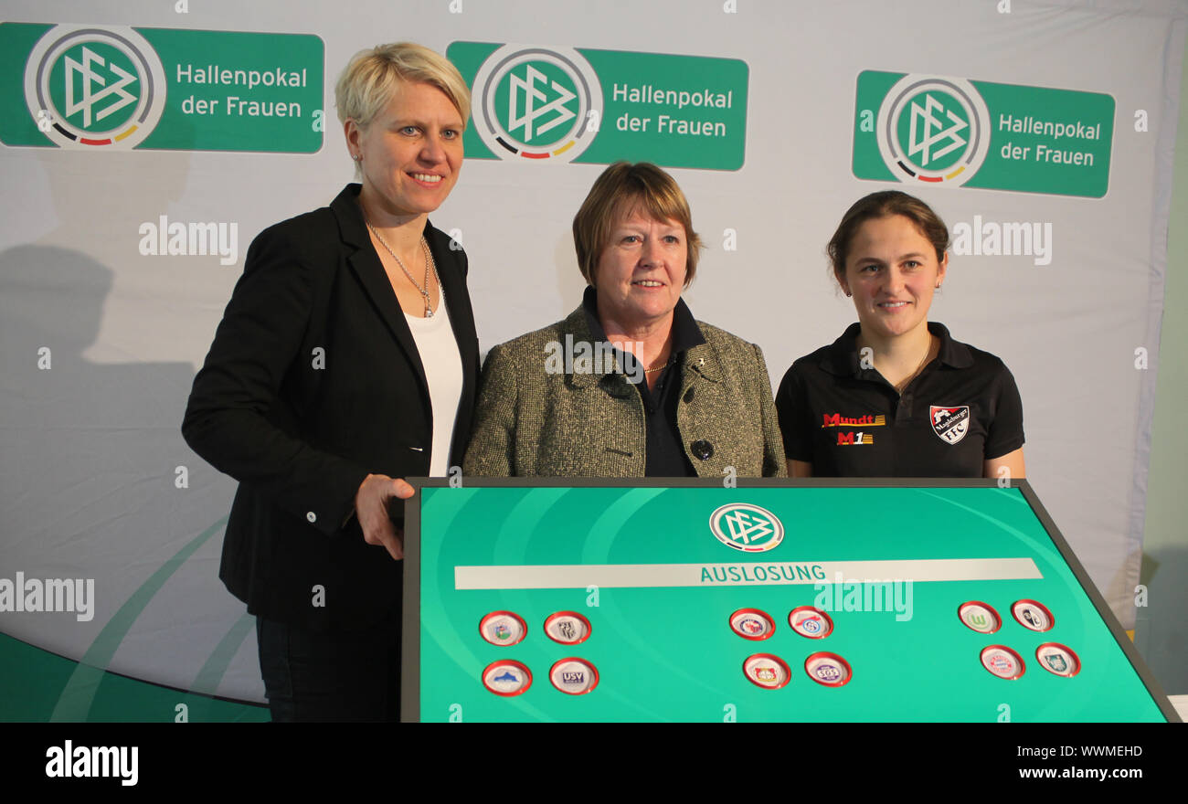 Managerin Doris Fitschen,Hannelore Ratzeburg (DFB) und Anne Bartke (Magdeburger FFC) Stock Photo