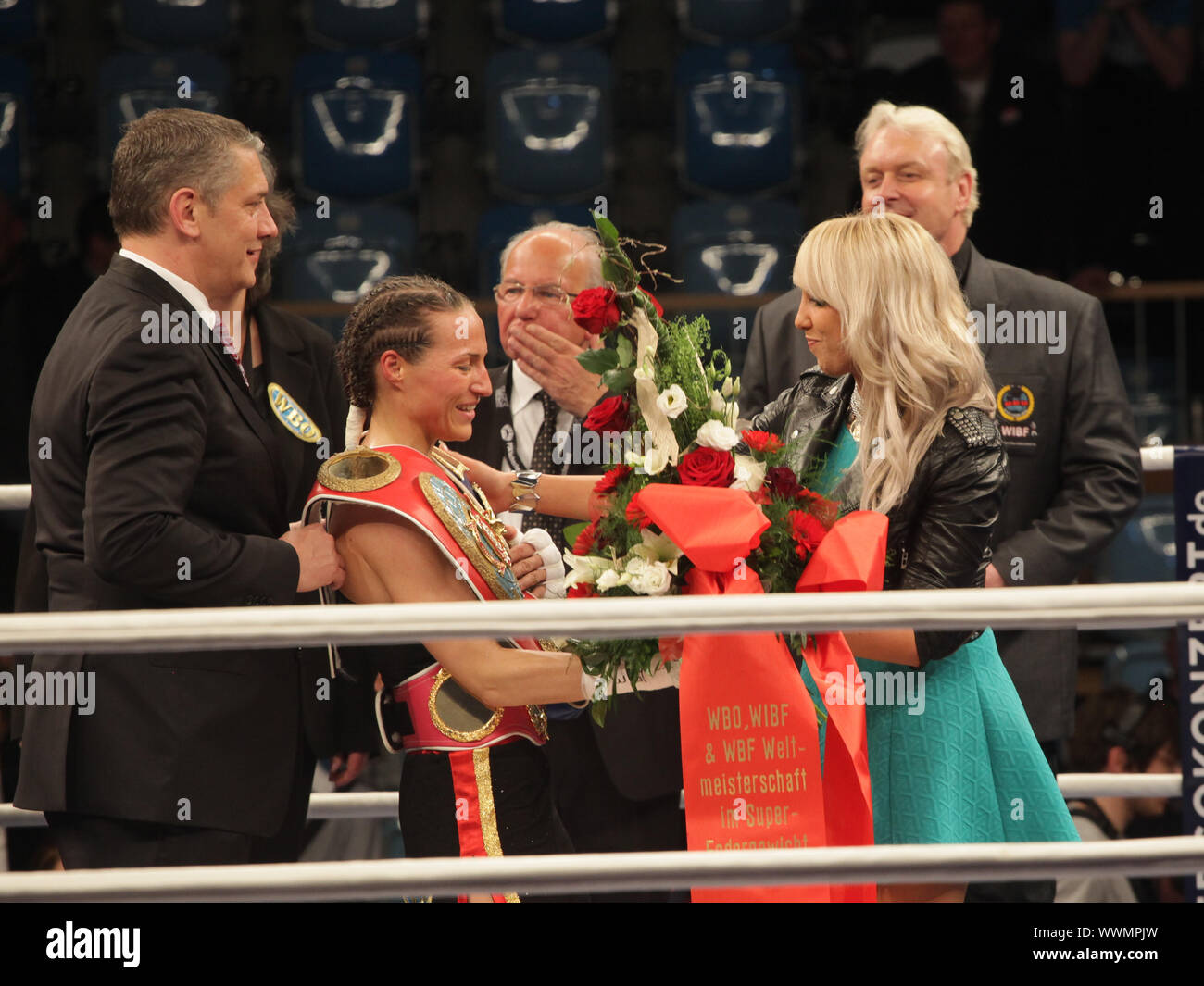 Boxweltmeisterin Ramona Kühne,Sängerin Annemarie Eilfeld WM-Boxkampf Ramona Kühne-Gina Chamie 03.14 Stock Photo