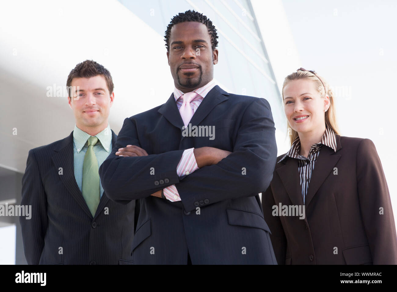 People standing outside a building hi-res stock photography and images ...