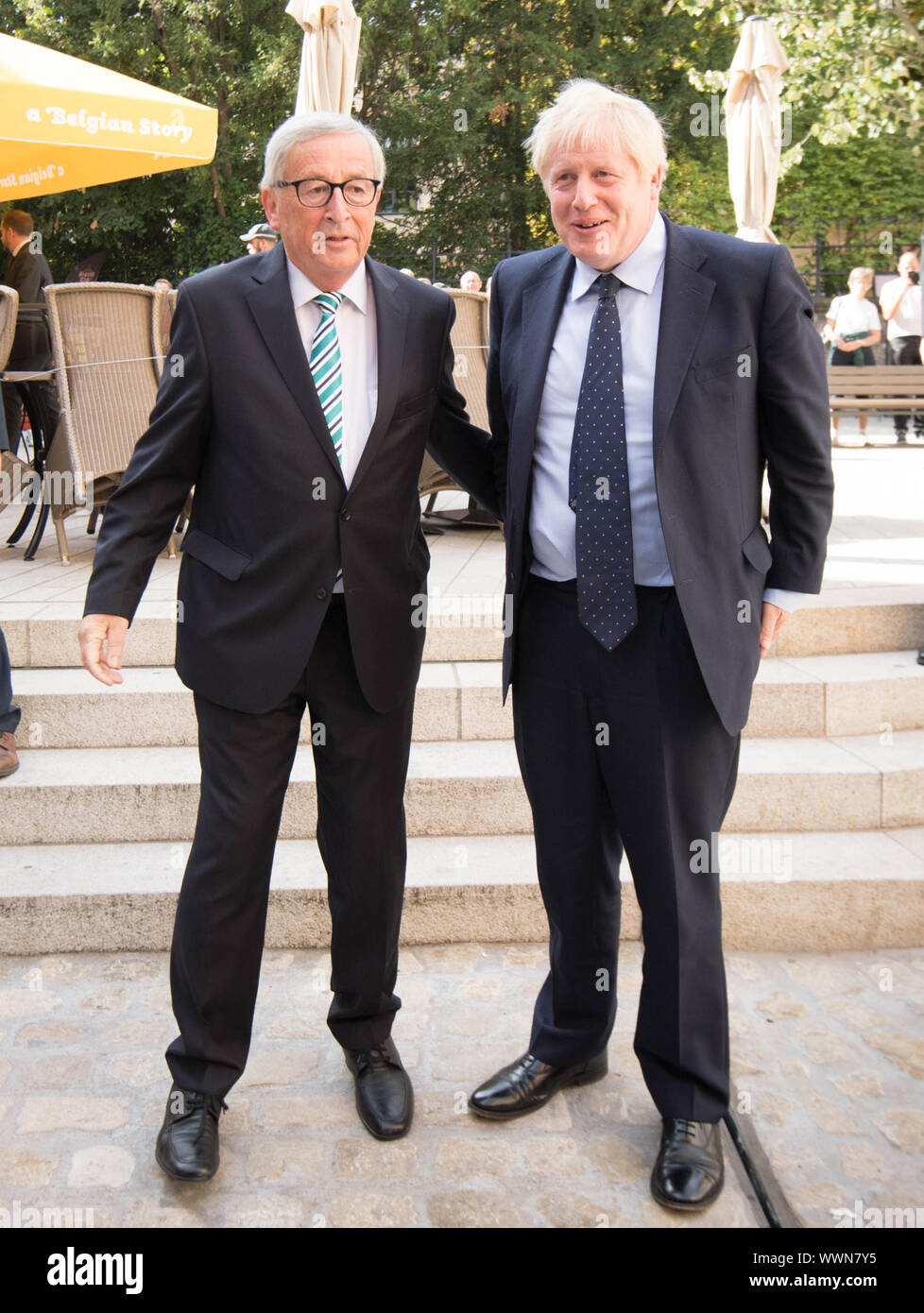 Prime Minister Boris Johnson is greeted by European Commission President  Jean-Claude Juncker, outside Le Bouquet Garni restaurant in Luxembourg,  prior to a working lunch on Brexit Stock Photo - Alamy