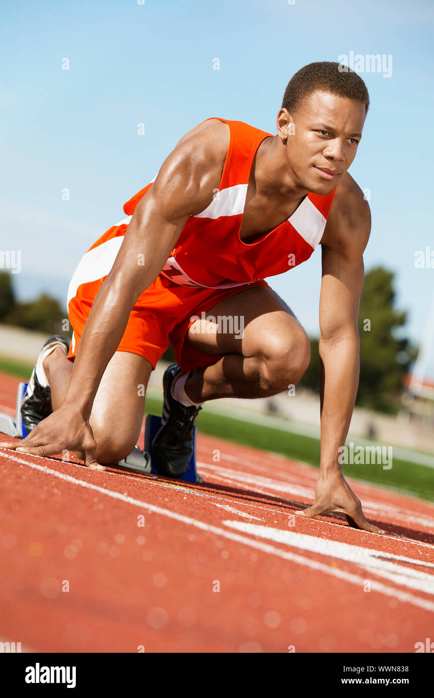 Run wait. Занятие спортом. Спорт бег. Беговая тренировка. Бегуны на старте.