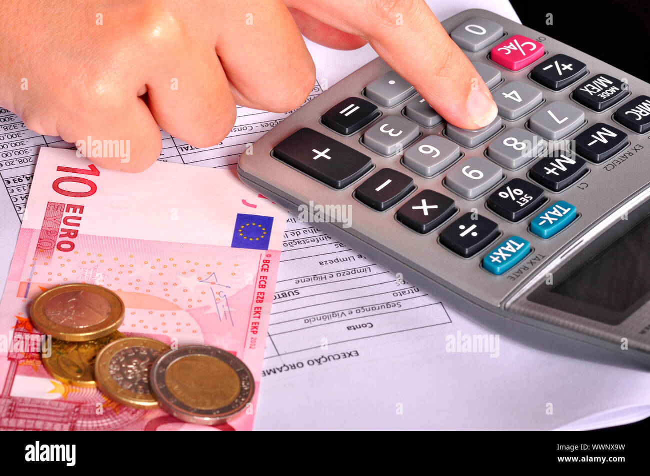 táctica Afectar Opuesto Business person doing accounts using a calculator with some money on the  side Stock Photo - Alamy