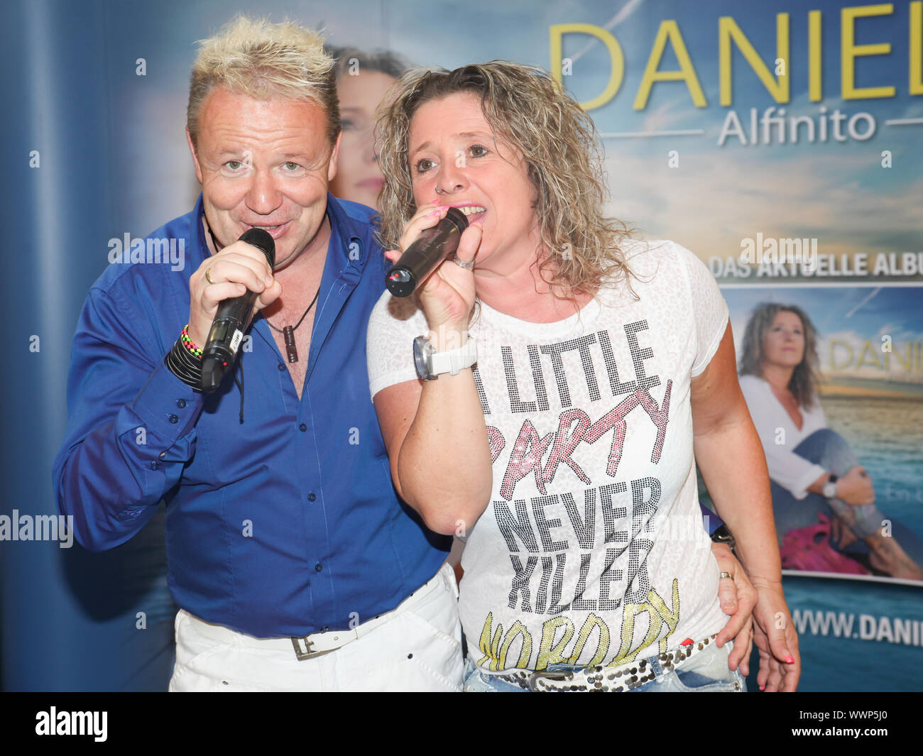 Stefan Micha,Daniela Alfinio im Duett auf gemeinsamer Promotour u Autogrammstunde 5.8.15 in Staßfurt Stock Photo