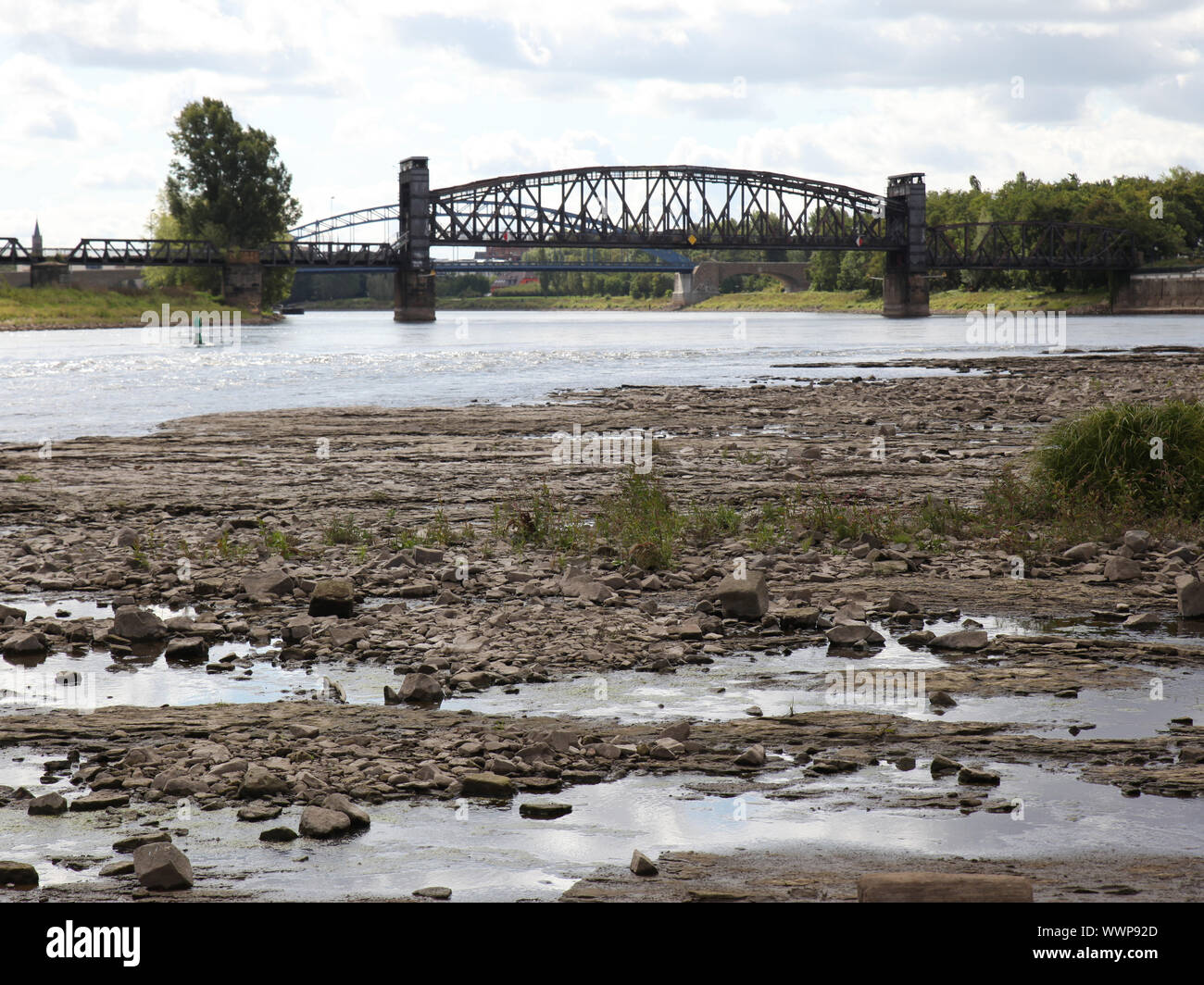 Impressionen aus Magdeburg-Blick auf die Hubbrücke bei Niedrigwasser 2015 in der Elbe Stock Photo