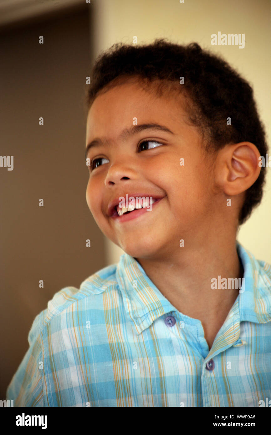 Portrait of happy little boy Stock Photo - Alamy