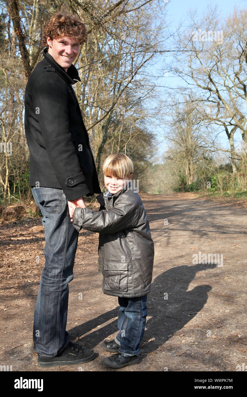 мужчина с ребенком за руку. отец запретил 10 сыну гулять. как сделать чтобы тебя не ругали родители. папа гуляет с сыном. родители ругают ребенка.