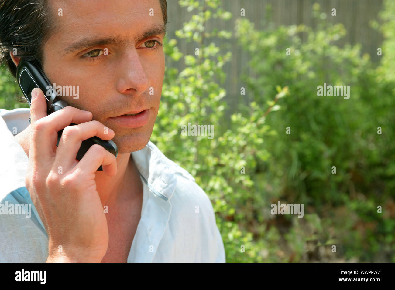 Русское видео с мужем по телефону. Пареньразговаоривает по телефону. Мужчина разговаривает по телефону. Мужчина с телефоном. Мужик говорит по телефону.