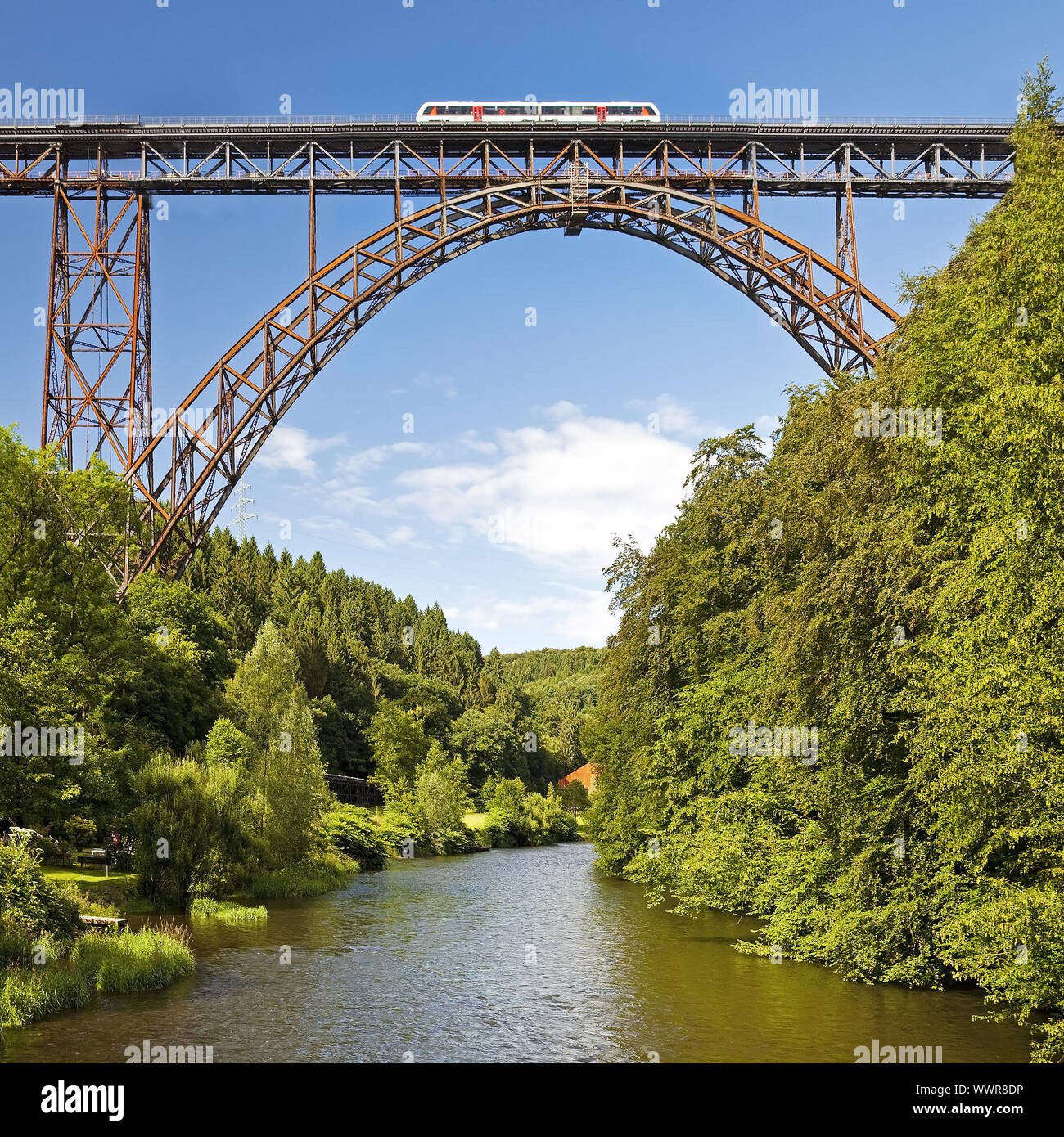 brigde-muengstener-bruecke-over-river-wupper-with-train-solingen