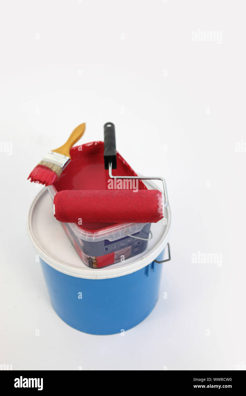 Paint tub, roller and brush Stock Photo Alamy