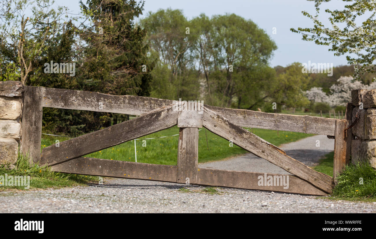 Wooden gate and fence hi-res stock photography and images - Alamy