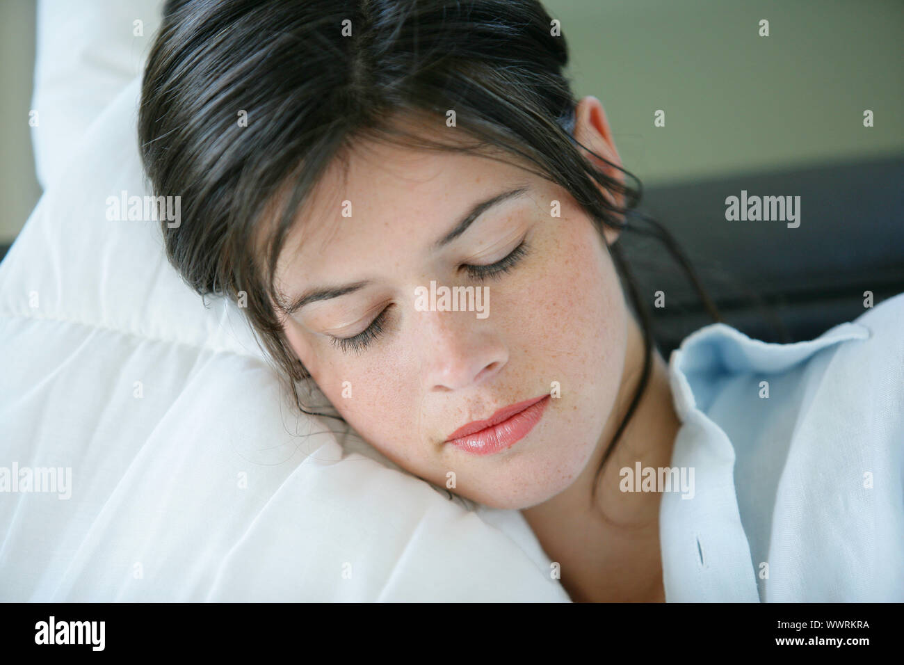Woman sitting on sofa facing camera hi-res stock photography and images ...