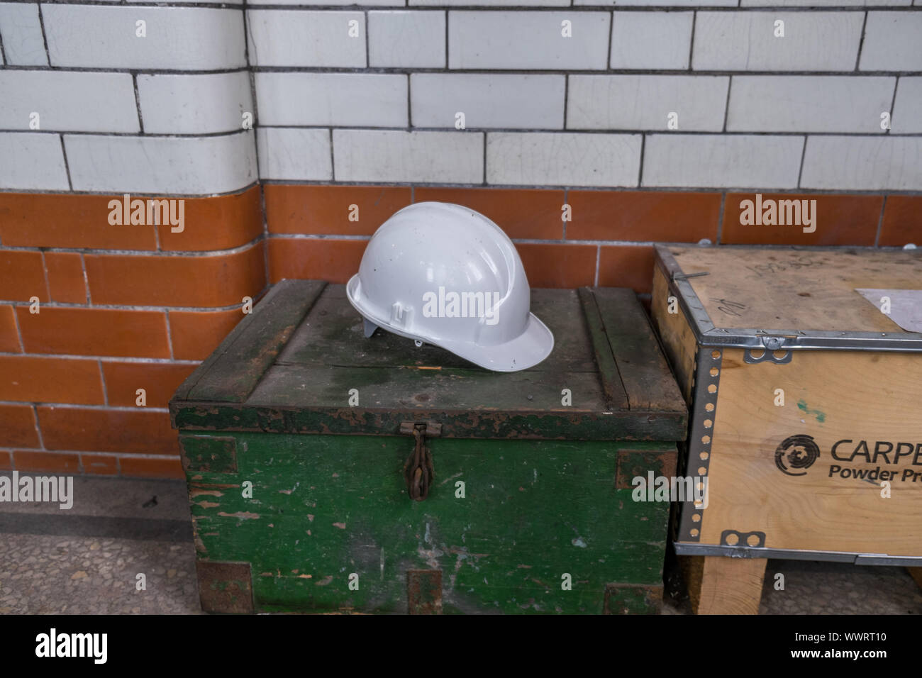 Engineers hard hat hi-res stock photography and images - Alamy