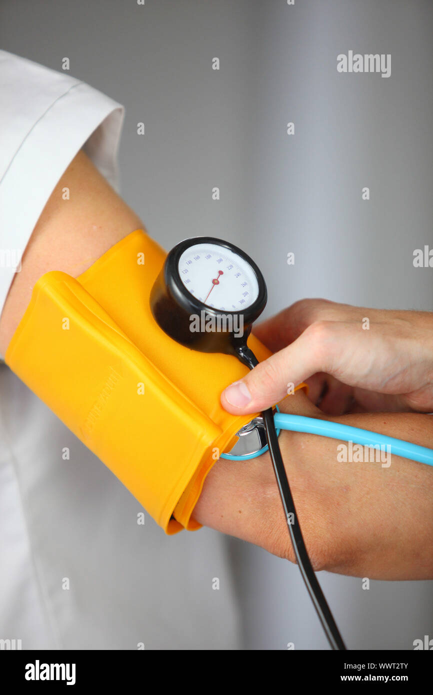 Blood pressure being taken hi-res stock photography and images - Alamy