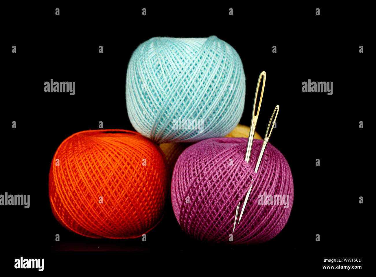 needle and thread macro close up Stock Photo - Alamy