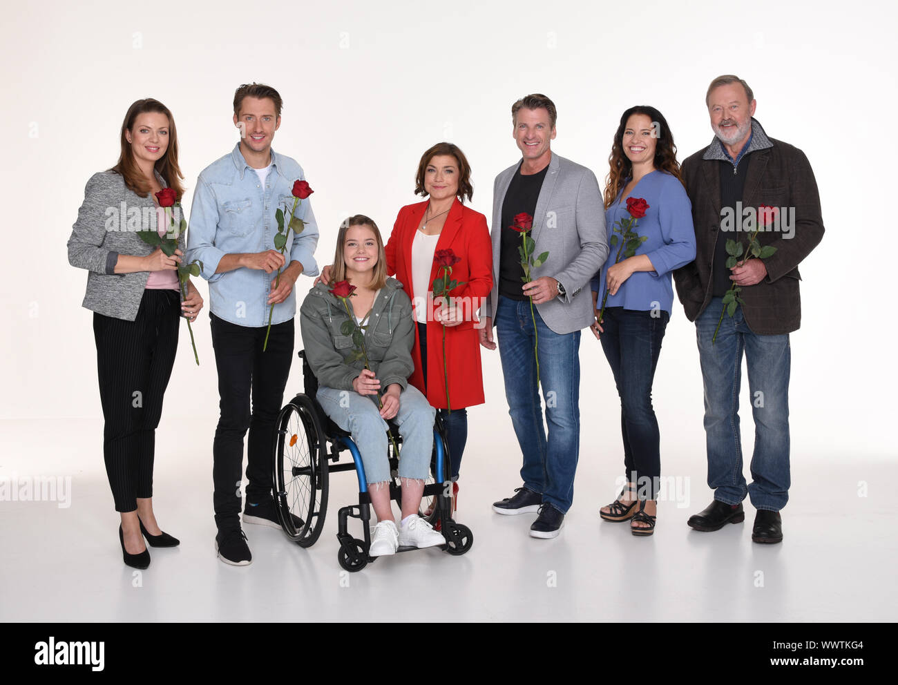 Hamburg, Germany. 16th Sep, 2019. Katrin Ingendoh (l-r), Philipp Oliver  Baumgarten, Clara Apel, Claudia Schmutzler, Herbert Ulrich, Katja Frenzel,  Wolfgang Häntsch, actors, smile at a photo shoot for the 17th season of