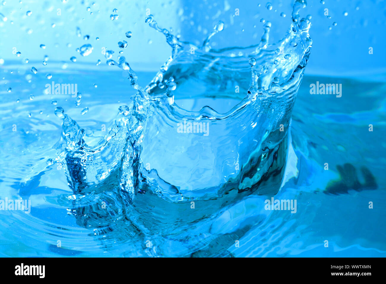 blue water splash macro close up Stock Photo - Alamy