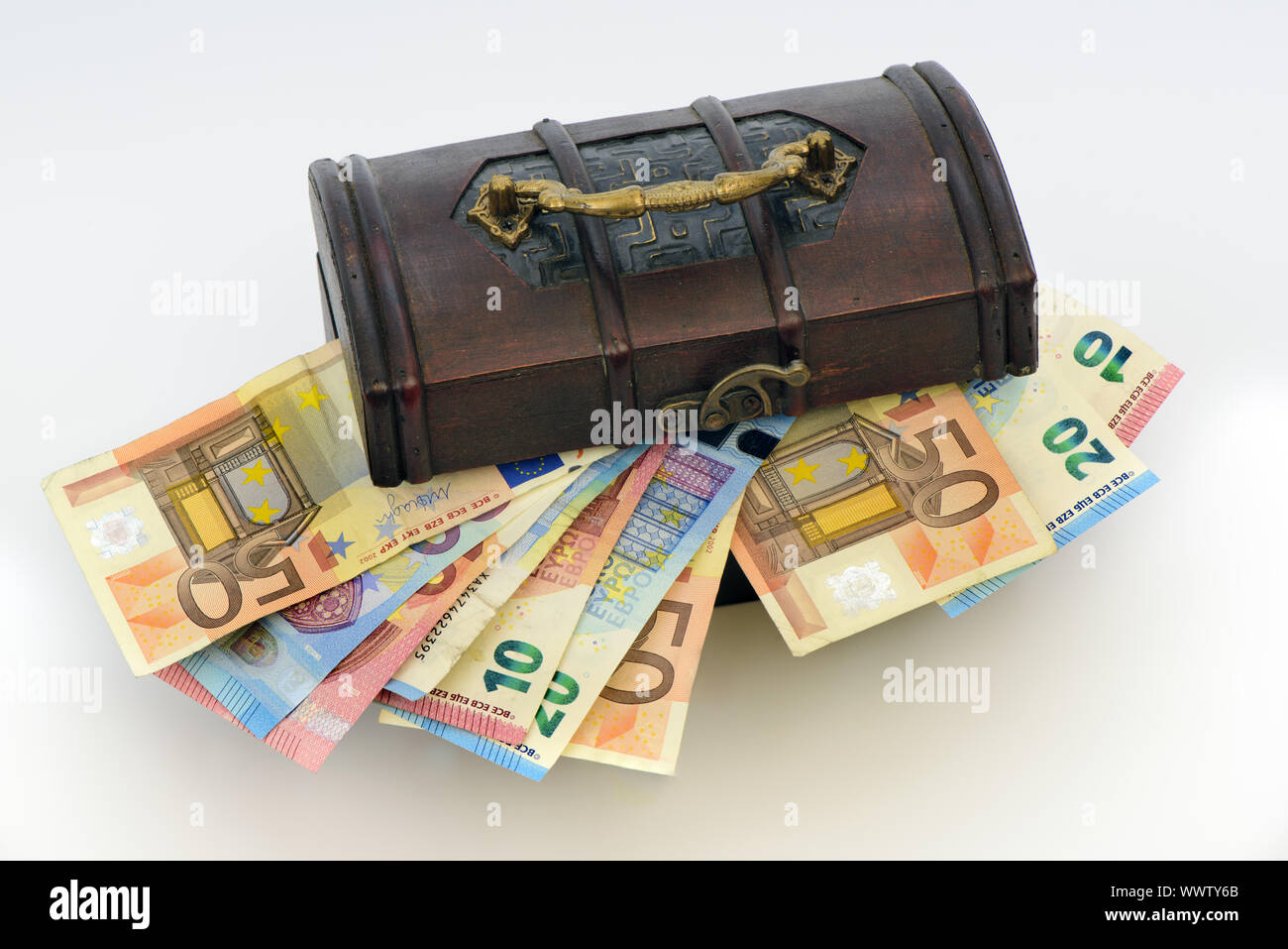 Treasure chest or treasure chest with lots of cash Stock Photo Alamy
