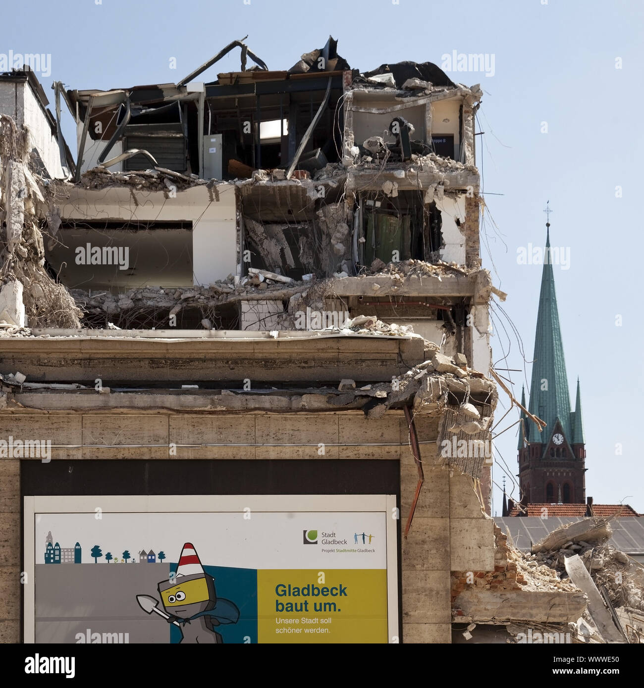 demolition work at the former Hertie warehouse in the city, Gladbeck, Ruhr Area, Germany, Europe Stock Photo