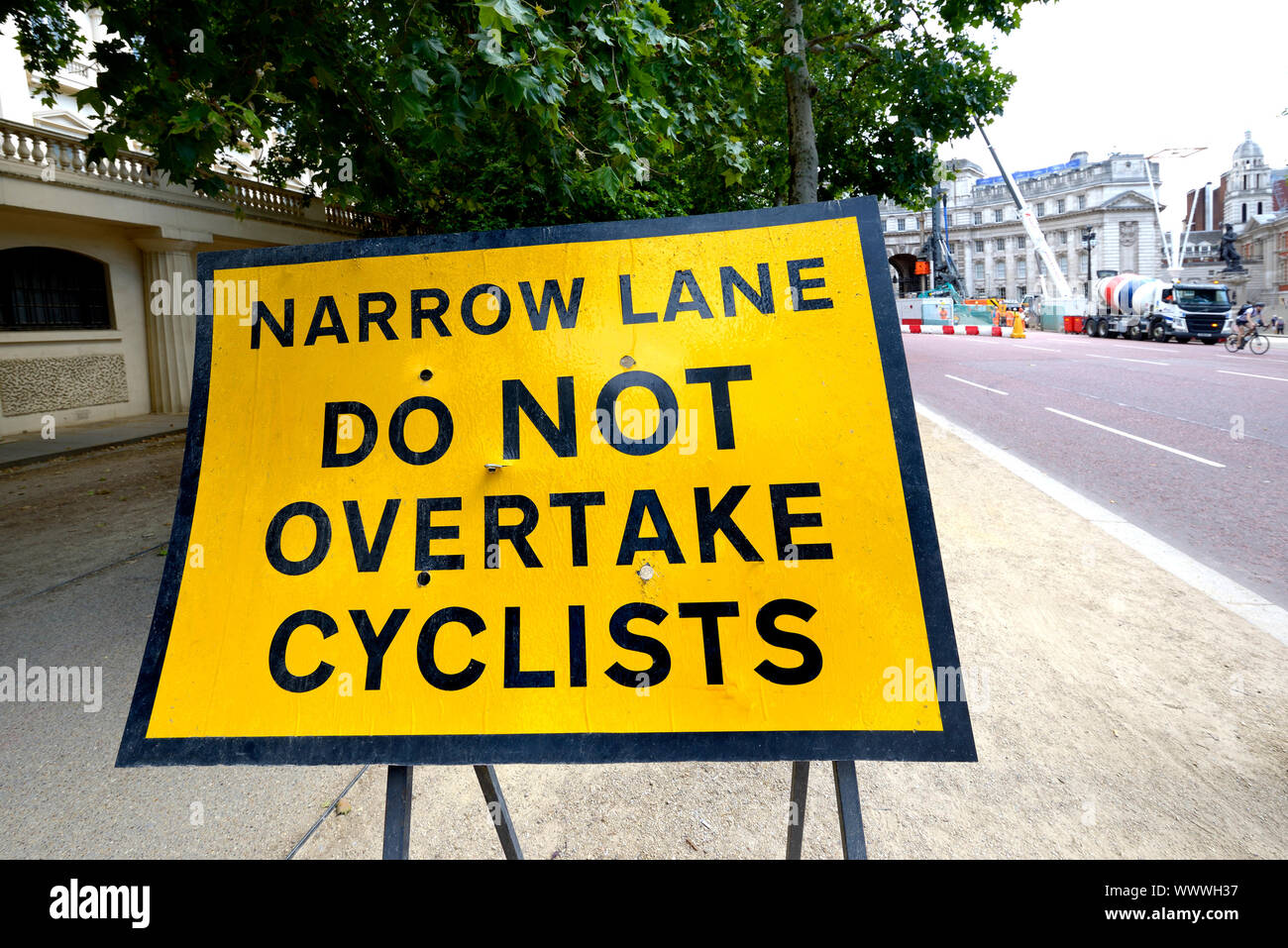 London, England, UK. Traffic sign in the Mall - Do Not Overtake Cyclists Stock Photo