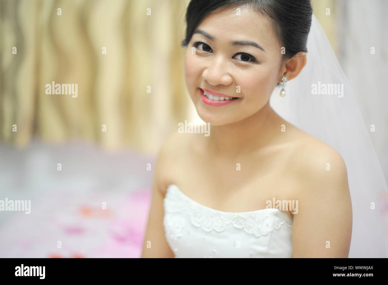 Chinese bride veil traditional hi-res stock photography and images - Alamy