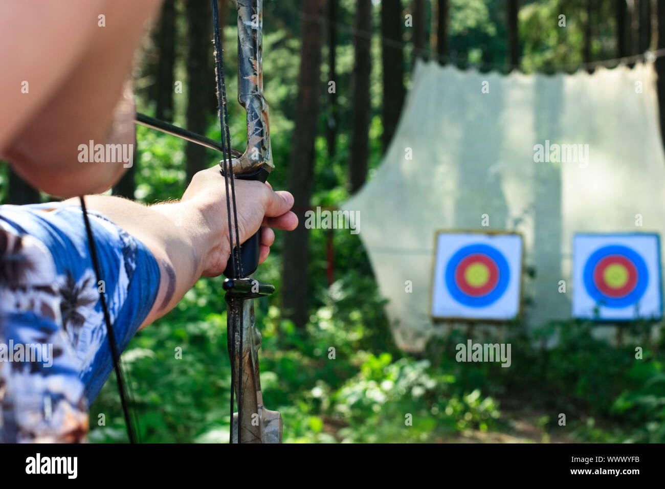 Targeting Bow Hand bow targets hi-res stock photography and images - Alamy