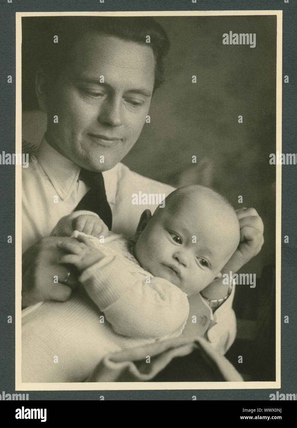 Europa Deutschland Hamburg Stolzer Vater Mit Seinem Baby 1950er Jahre Europe Germany Hamburg Proud Father With His Baby 1950th Stock Photo Alamy