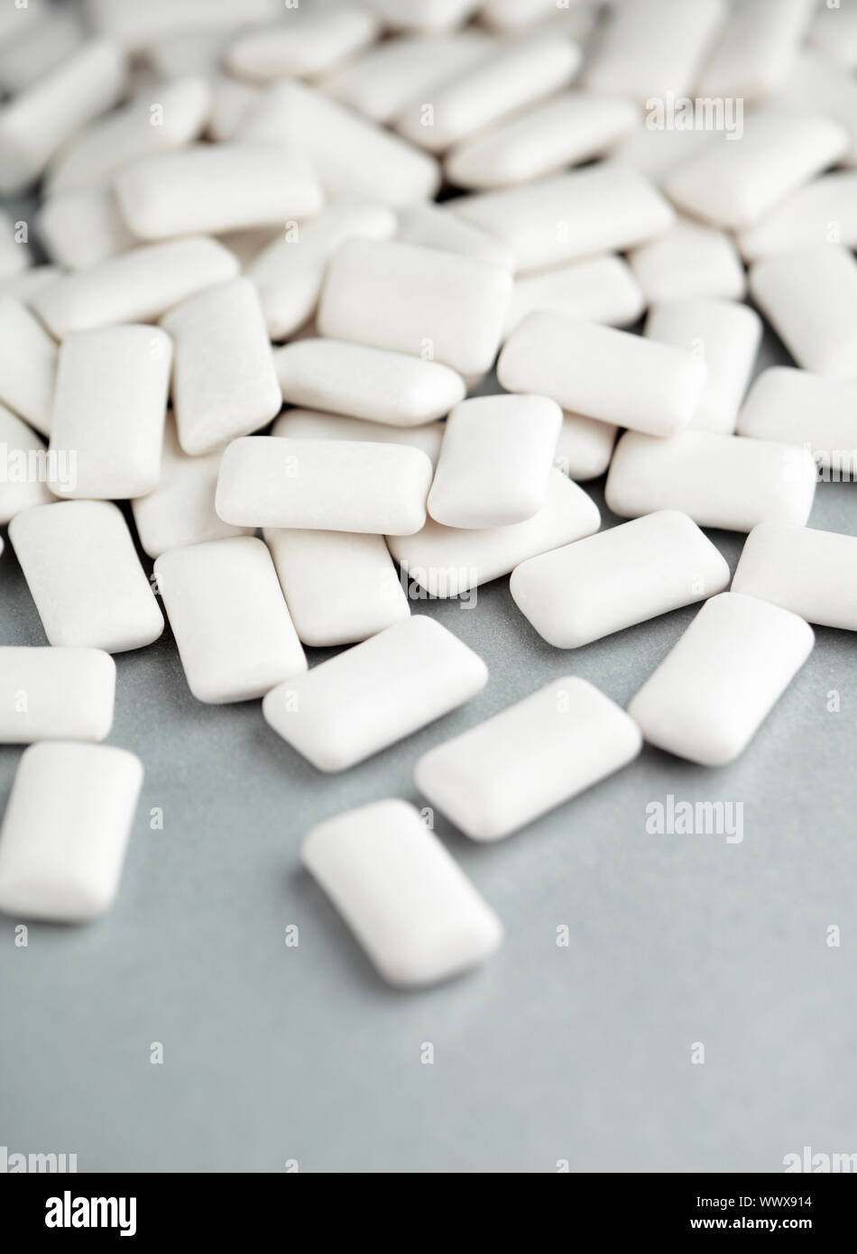 white-rectangular-chewing-gum-on-grey-WWX914.jpg